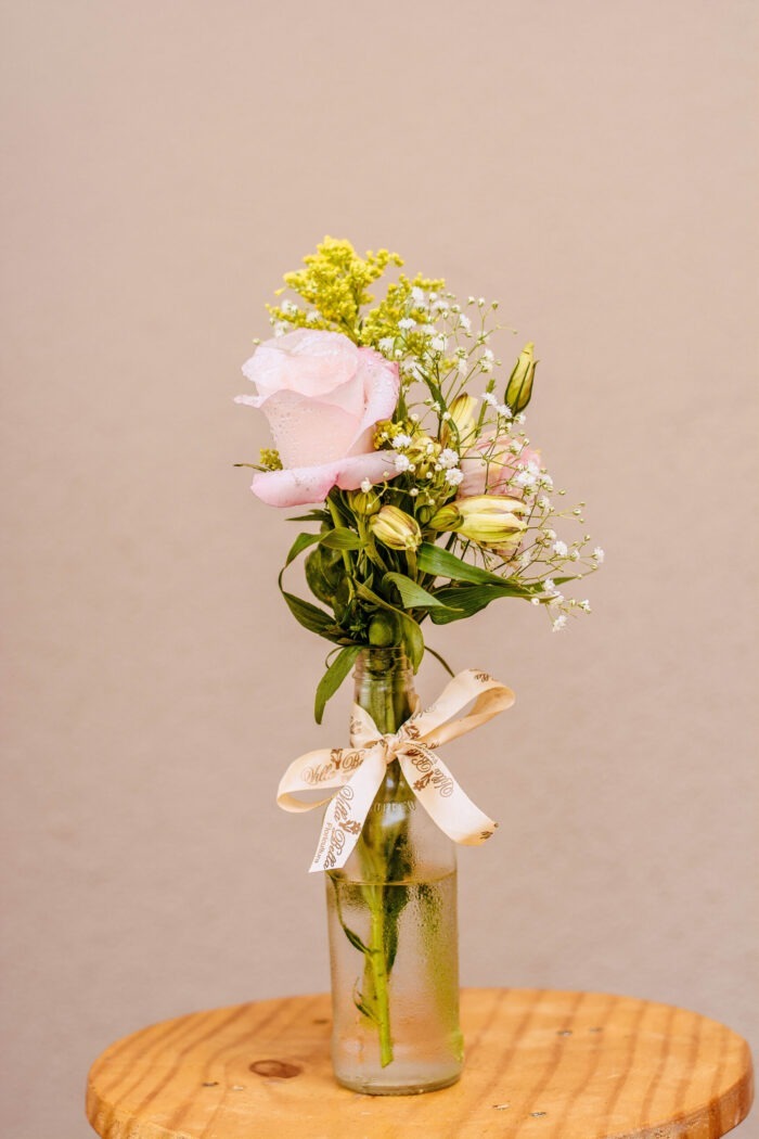 Garrafinha com uma rosa e mix de flores