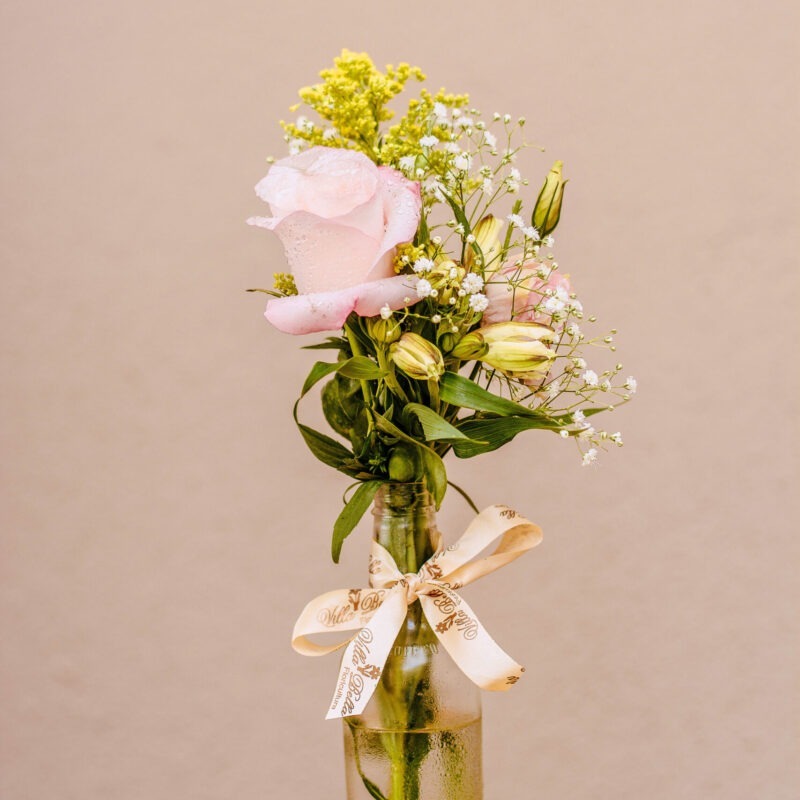 Garrafinha com uma rosa e mix de flores