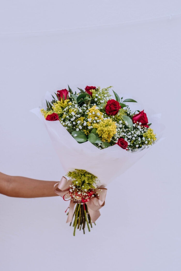 Buquê com 6 rosas com papel de seda