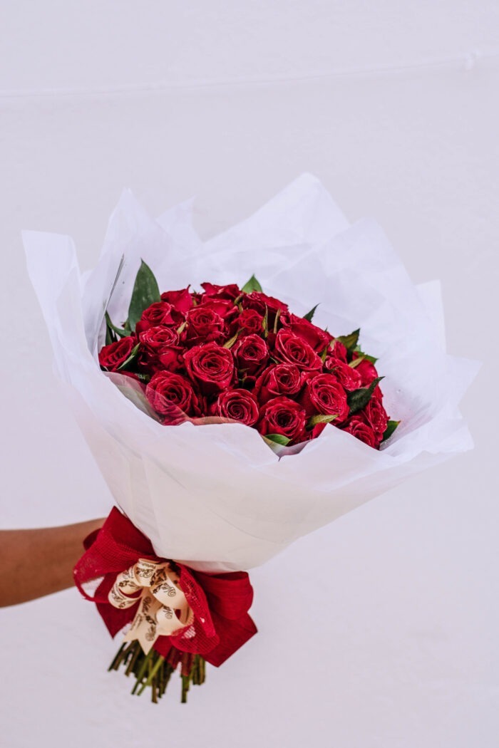Buquê com 36 rosas no papel de seda