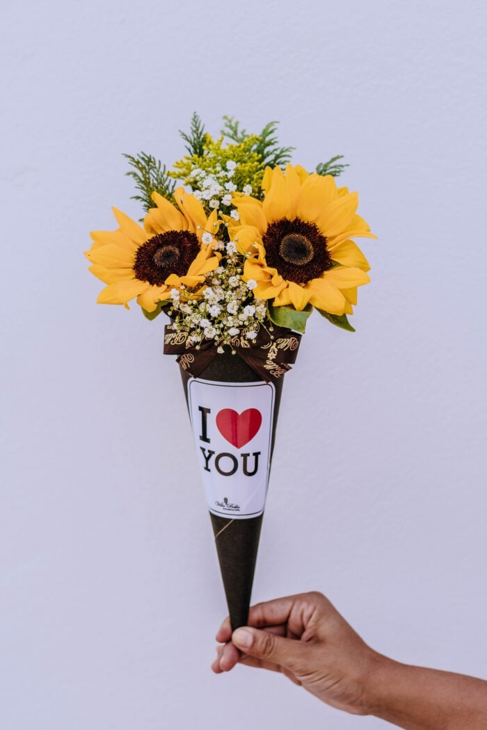 Cone com dois girassóis