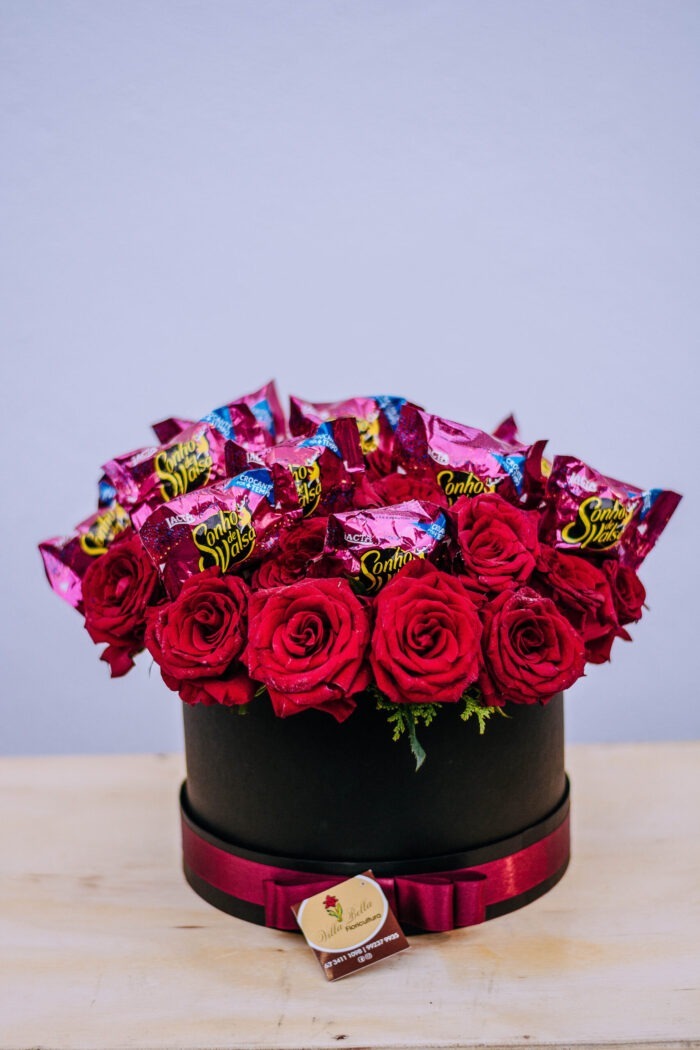 Caixa (M) com vinte e quatro rosas e doze bombons