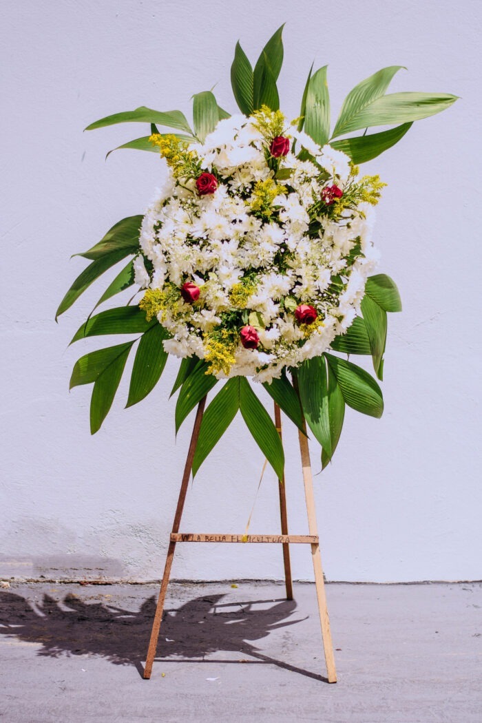 Coroa com 6 rosas e crisântemos