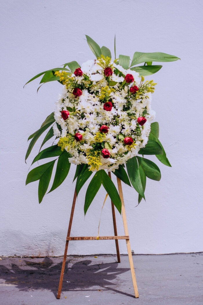 Coroa com 12 rosas e crisantemos