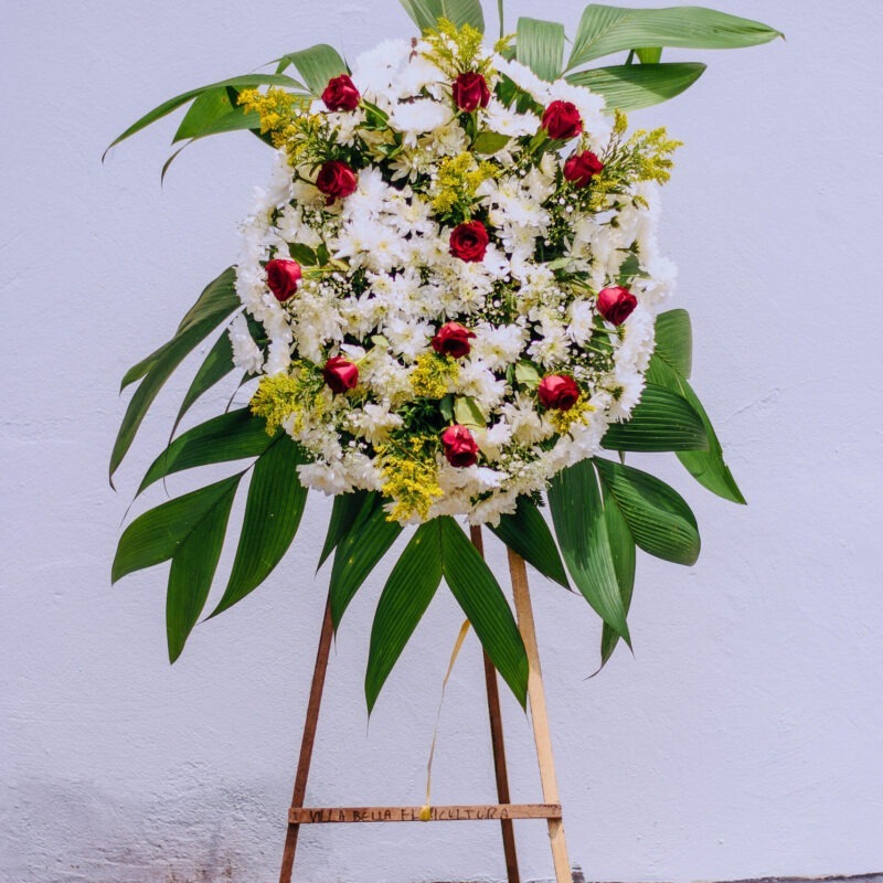Coroa com 12 rosas e crisantemos