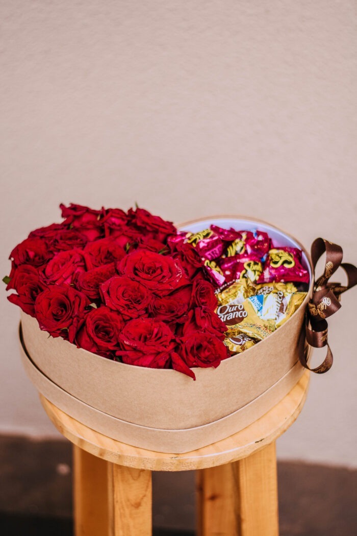 Coração (G) com vinte e quatro rosas e doze bombons