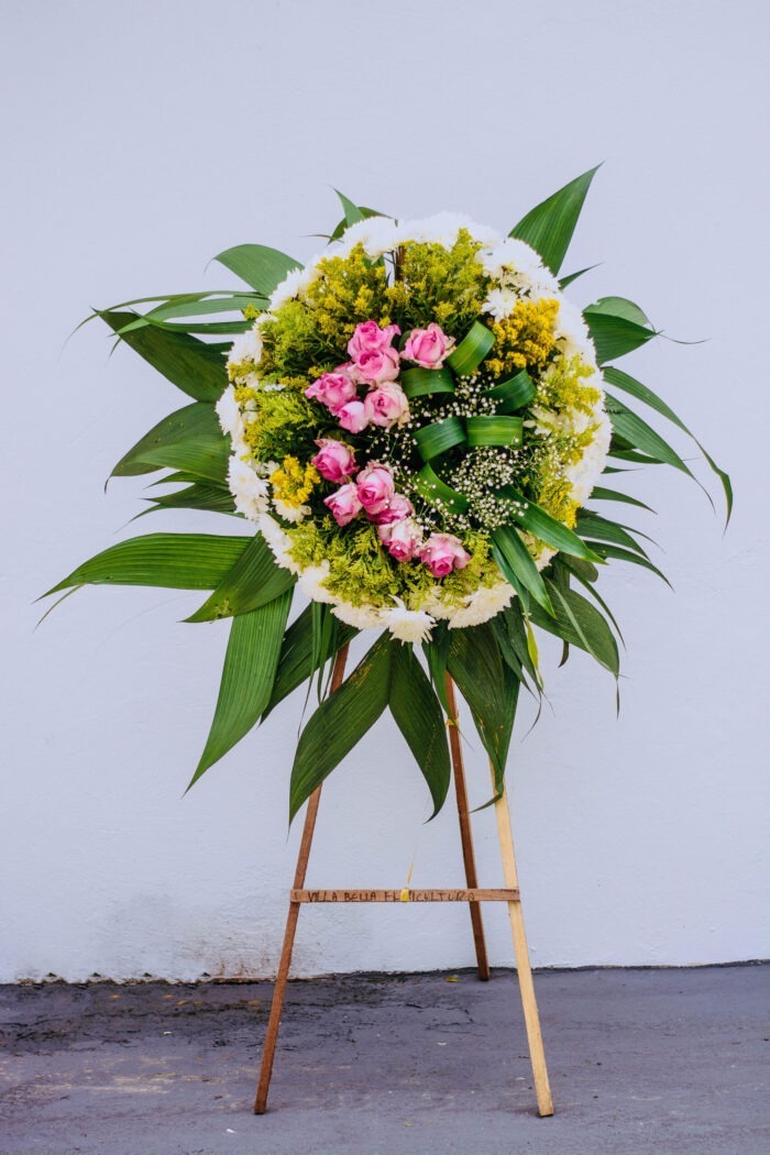 Coroa com 12 rosas e tango