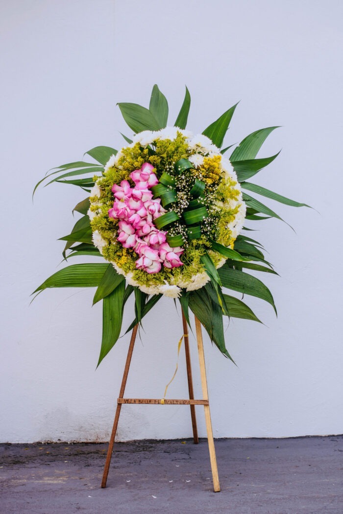 Coroa com 24 rosas e tango