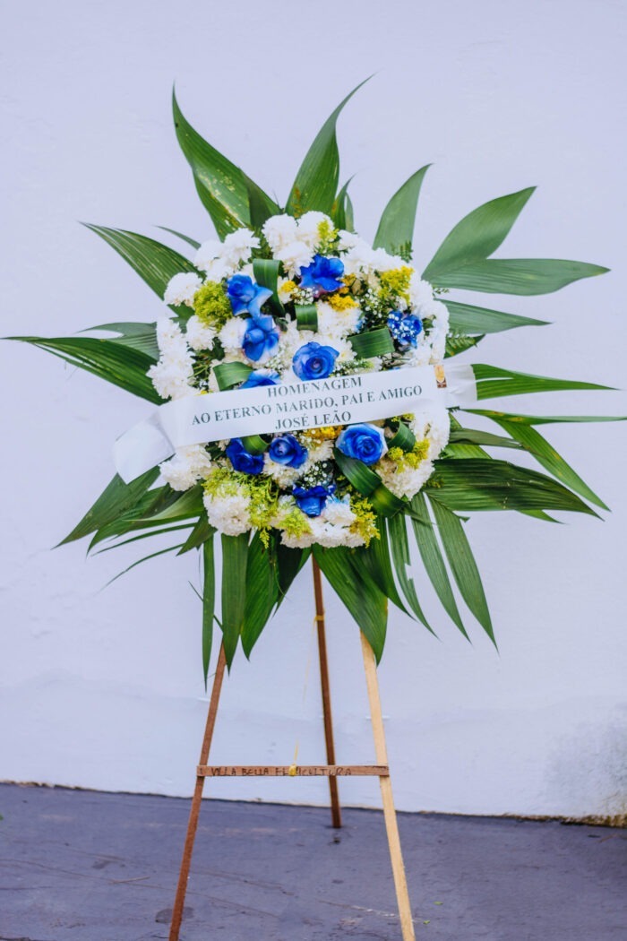 Coroa com 12 rosas e crisântemos