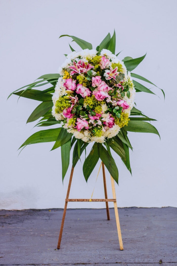 Coroa com 12 rosas e mix de flores