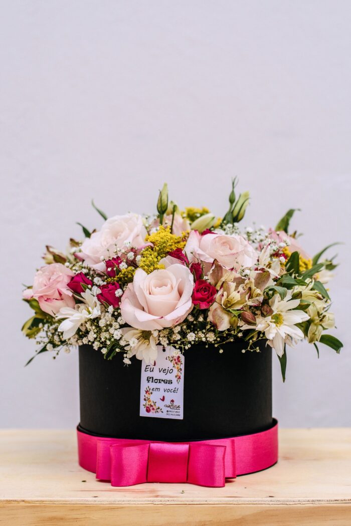 Flower box com seis rosas na caixa rígida