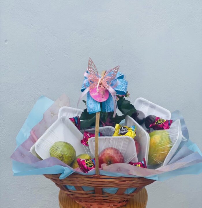Cesta com frutas e flores