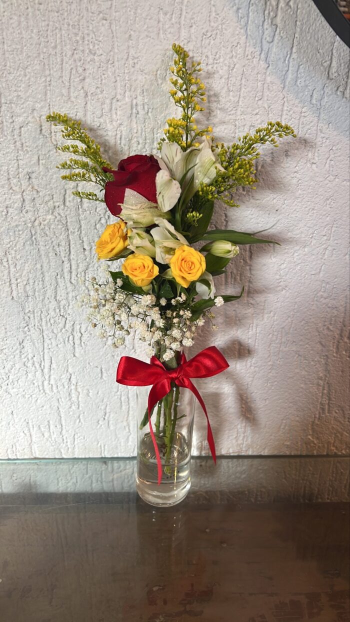 Garrafinha com uma rosa e mix de flores - Image 3