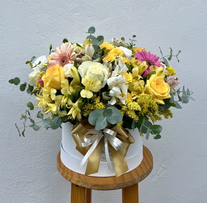 Flower box com doze rosas e mix de flores
